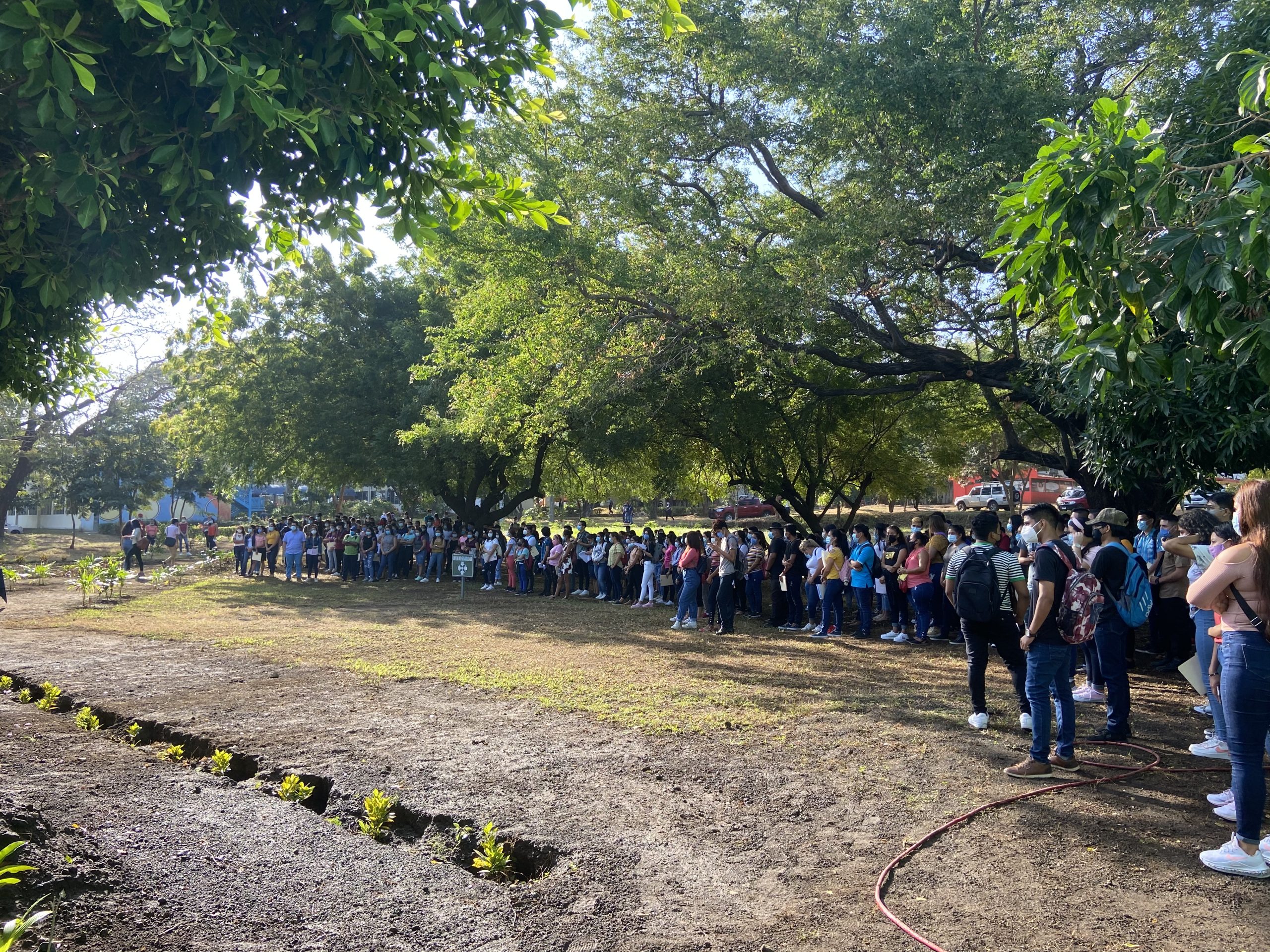Al menos unos 400 estudiantes se aglomeraron en el acto de bienvenida en la Facultad de Medicina en la Unan-Managua. // Foto: Nayira Valenzuela | Confidencial