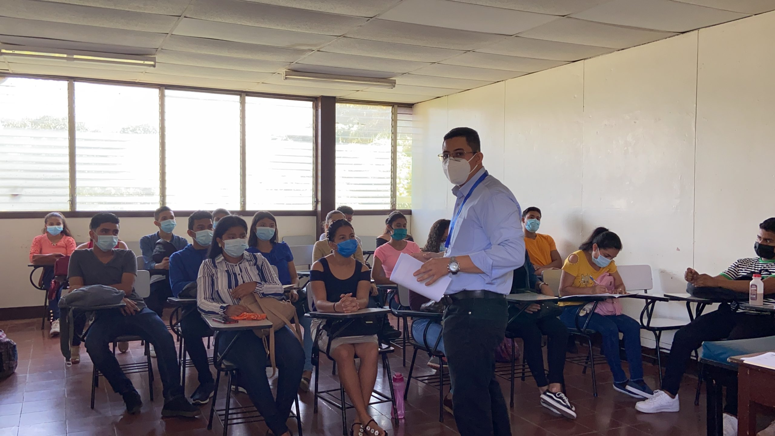 Entre 30 y 40 alumnos habían en los salones según los listados pegados en las entradas. // Foto: Nayira Valenzuela | Confidencial