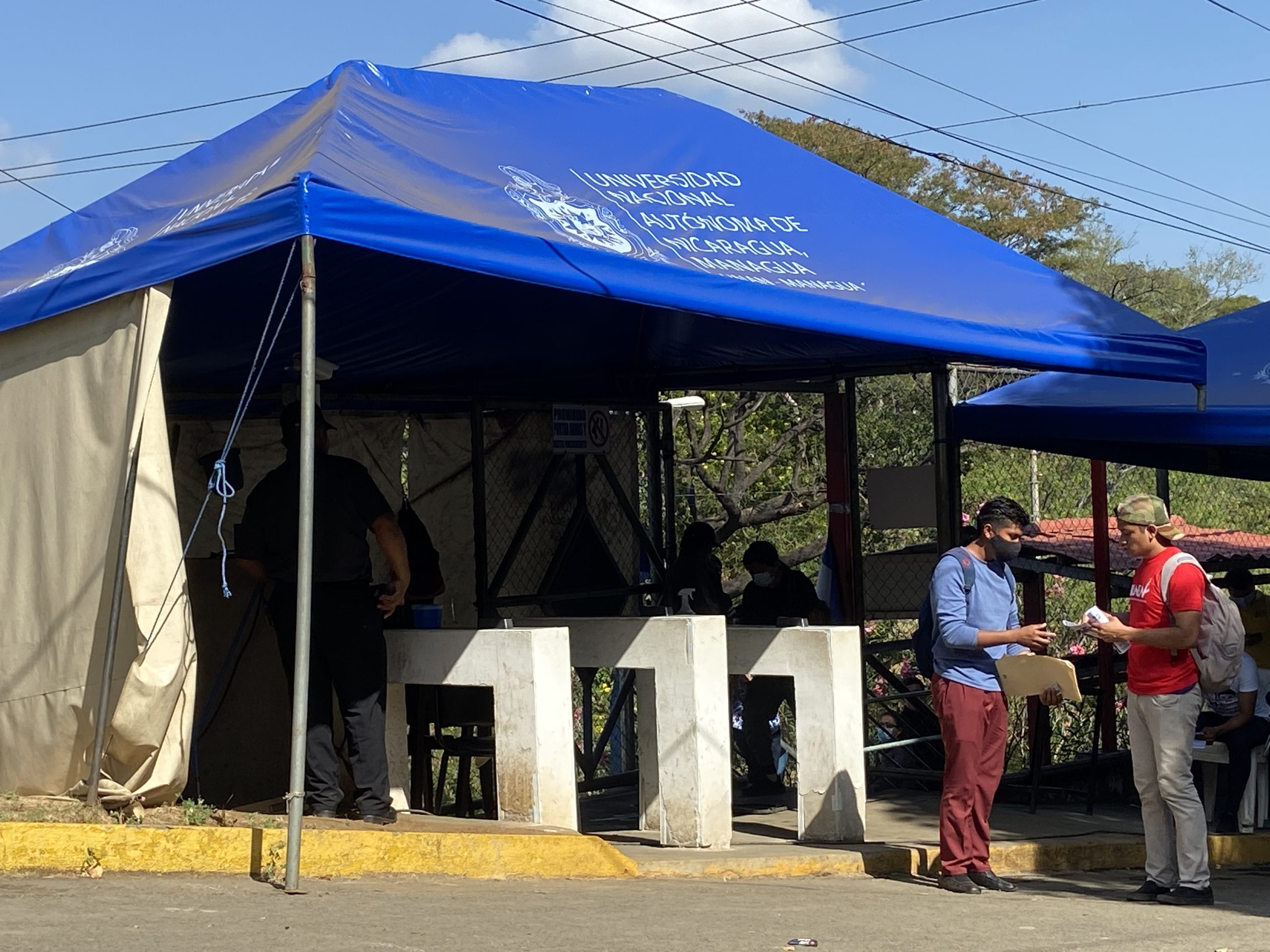 En todos los accesos están instaladas barra detectoras de metal // Foto: Nayira Valenzuela | Confidencial