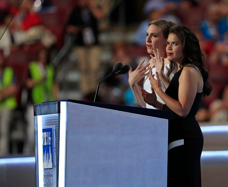 Las actrices Lena Dunhman y America Ferrera. Foto: EFE/TANNEN MAURY