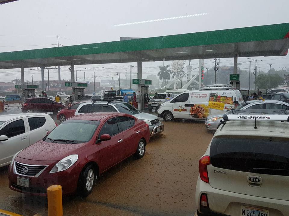 conductores se refugian de la lluvia