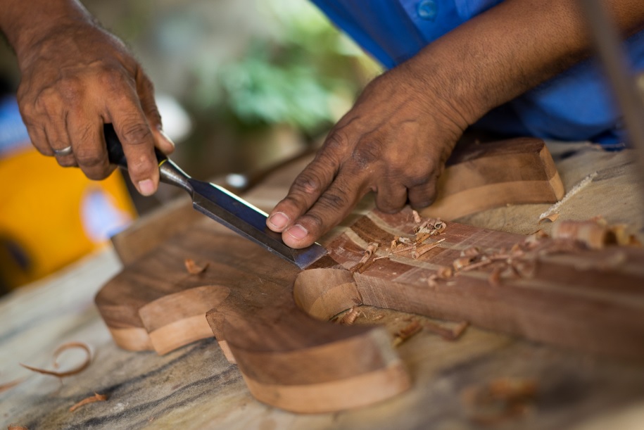 Los artesanos trabajan en medio de clavijeros, reglas, virutas, herramientas, pegamento y retazos de madera. Carlos Herrera / Confidencial