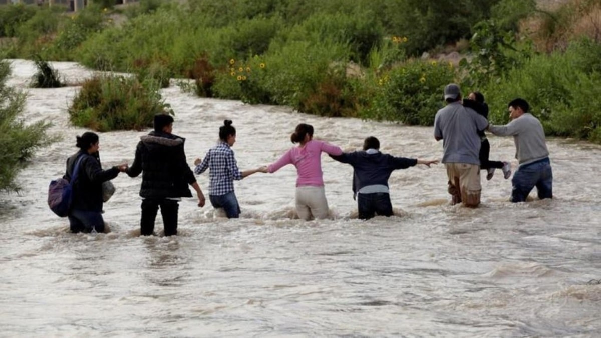 niña nicaragüense en el río Bravo