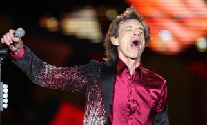Mike Jagger, vocalista de The Rolling Stones, mostró que sigue teniendo la fuerza para encender a un público entusiasta y multitudinario, pese a tener más de 72 años de edad. EFE/Alejandro Ernesto
