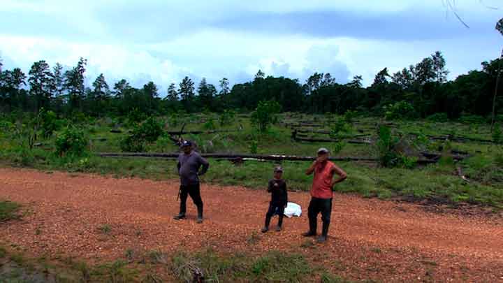 Comunitarios de Makantaka observan la devastación sobre los llanos de Makantaka. Foto: Michelle Carrere.