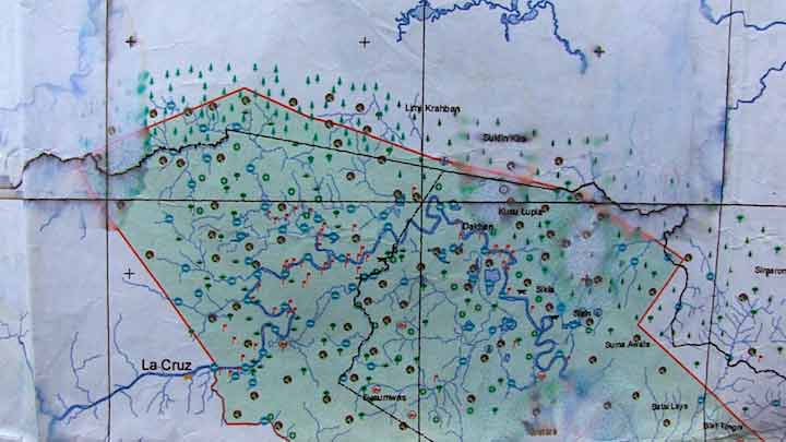 Acercamiento del mapa territorial de Awaltara sobre su límite norte en los Llanos de Makantaka. Es posible apreciar los afluentes del río Makantaka que se extienden hacia el interior de los llanos. Foto: Michelle Carrere.