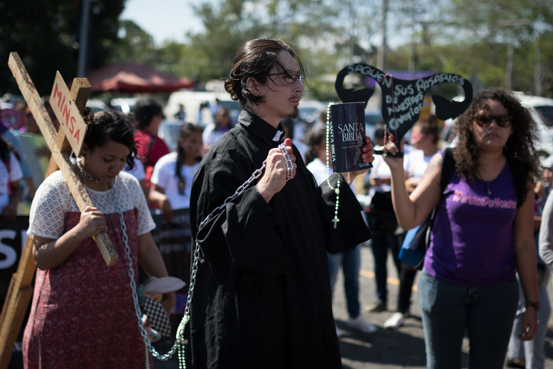 mujer marcha Nicaragua
