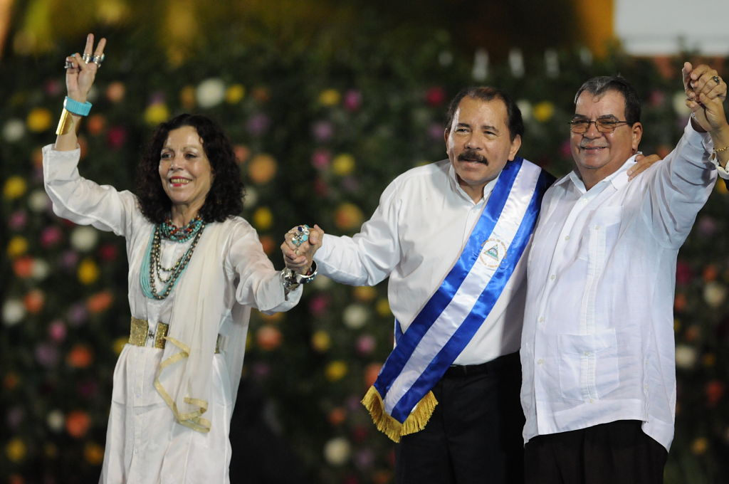 Omar Halleslevens con Daniel Ortega y Rosario Murillo