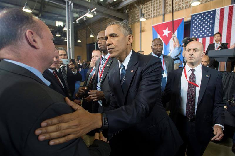 El presidente de Estados Unidos, Barack Obama (d), saluda a los asistentes hoy, lunes 21 de marzo de 2016, en un foro con empresarios y "cuentapropistas", los emprendedores del incipiente sector privado de la isla, en La Habana (Cuba). EFE/MICHAEL REYNOLDS