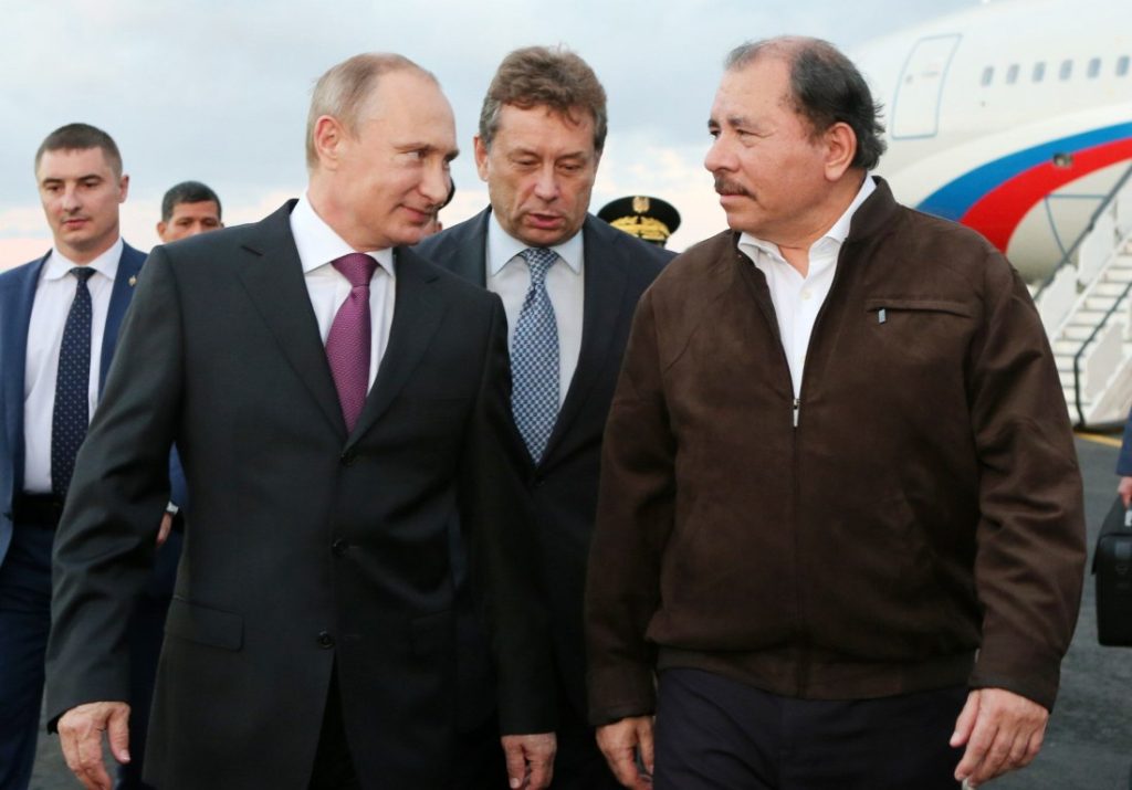 El presidente de Nicaragua, Daniel Ortega (d), recibe a su homólogo de Rusia, Vladimir Putin (i), en el Aeropuerto internacional de Managua. Archivo/EFE