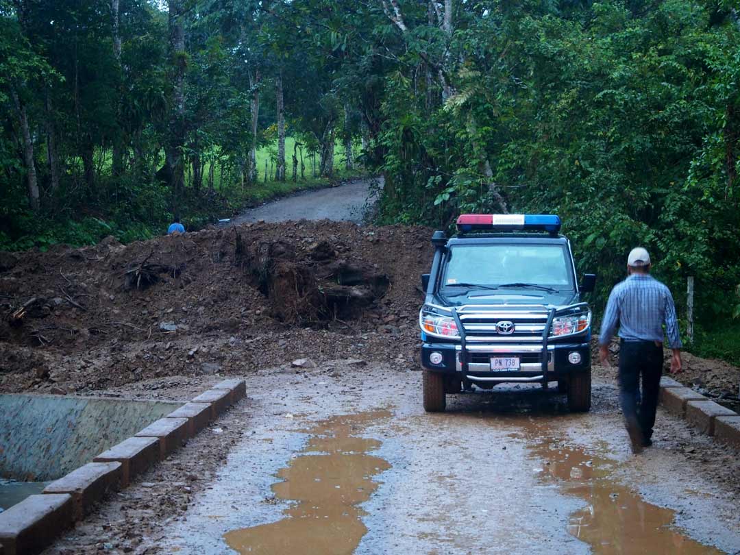 Obreros del MTI destruyeron el puente El Zapote para evitar el paso a los campesinos. Dánae Vílchez/Confidencial.