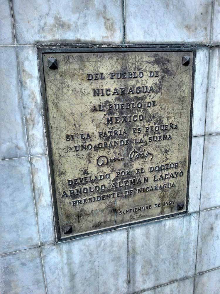 La placa en el pedestal de la estatua del supuesto Darío.