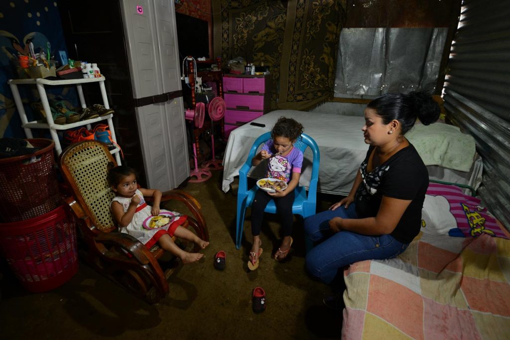 La situación de Milagros siempre se repite al llegar el final de quincena. Su salvación es su madre. Carlos Herrera | Confidencial