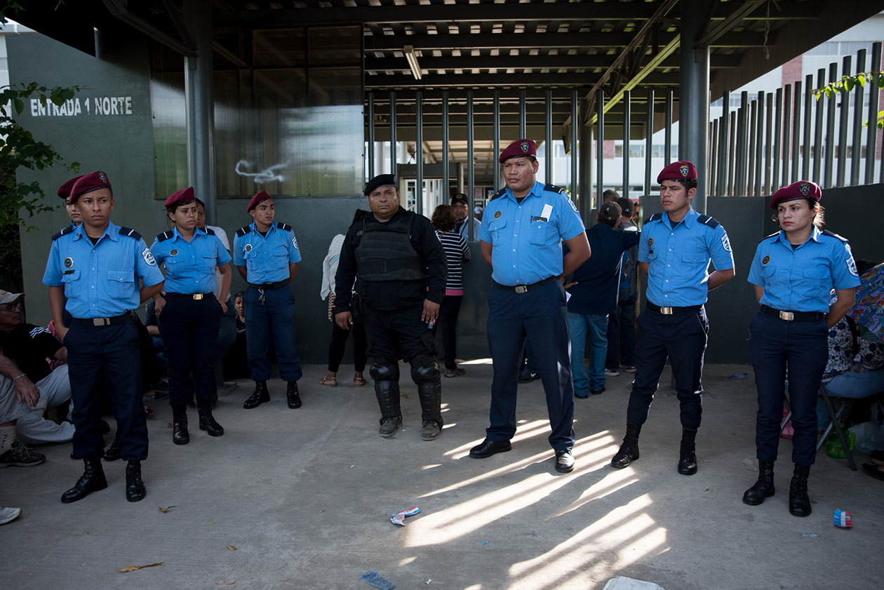 Una de los cambios en el Complejo Judicial de Managua es la presencia excesiva de policías y antimotines cuando se realizan juiciios de líderes y denuncias. Carlos Herrera | Confidencial