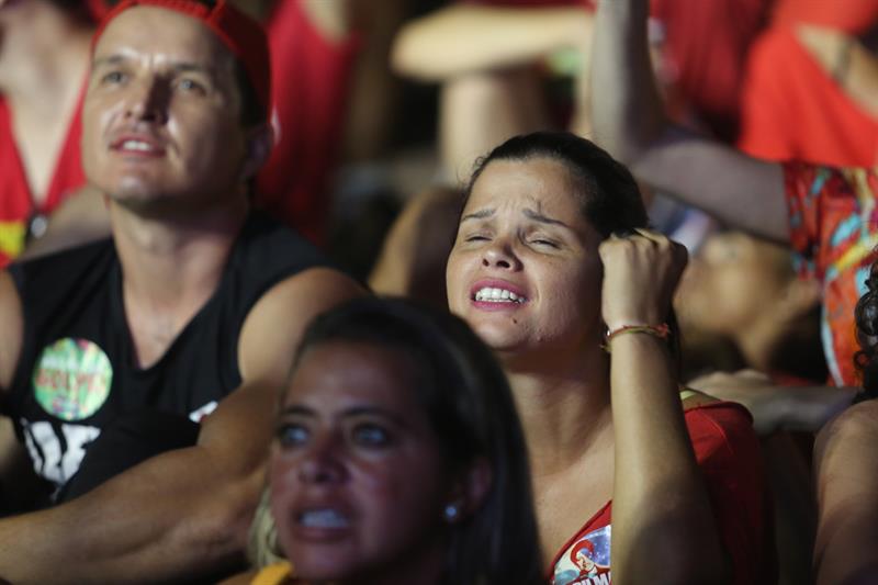 Partidarios de Dilma Rousseff lamentan el resultado de la votación en la Cámara de Diputados. Foto: EFE/PAULO FONSECA