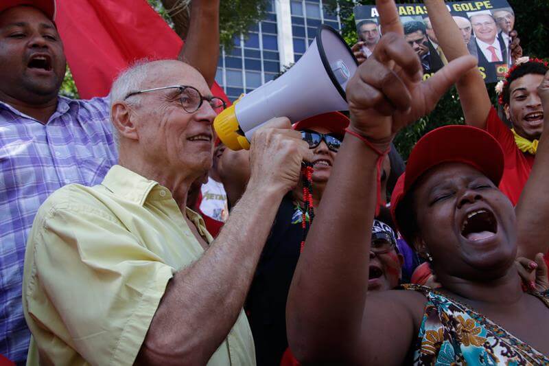 El exsenador del Partido de los Trabajadores (PT), Eduardo Suplicy, a favor del gobierno de la presidenta brasileña, Dilma Rousseff, en el Valle de Anhangabau en el centro de Sao Paulo, hoy domingo 17 de abril de 2016. EFE/Carlos Villalba