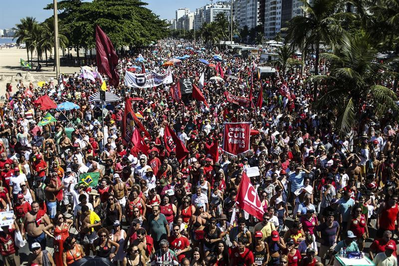 Miles de personas comienzan una jornada de manifestación hoy, domingo 17 de abril de 2016, en la avenida Atlántica, en la playa de Copacabana, Río de Janeiro. EFE/ Antonio Lacerda