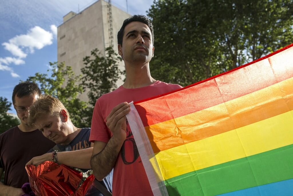  Un joven sostiene una bandera del arcoíris durante la concentración que el colectivo Colegas-Confederación LGBT ha convocado a las puertas de la Embajada de Estados Unidos en apoyo a las víctimas de la matanza ocurrida en el club gay Pulse de Orlando (Florida), que ha causado 50 muertos y 53 heridos. EFE/Santi Donaire