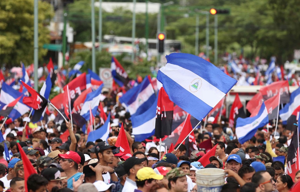 Simpatizantes del partido de Gobierno de Nicaragua participan en la conmemoración de El Repliegue, en la Plaza de las Victorias. Foto: EFE/JORGE TORRES