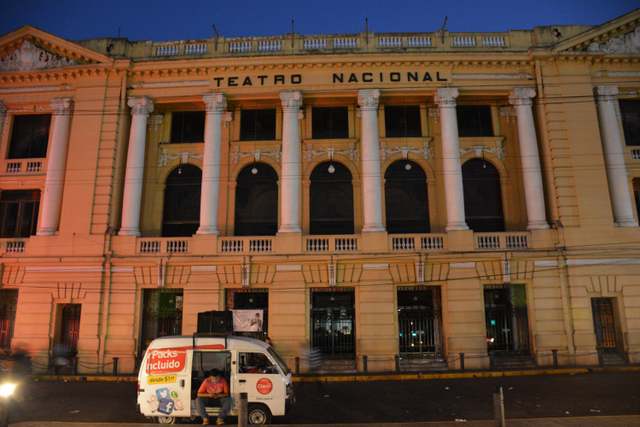 El Teatro Nacional de San Salvador es lo que divide, en el centro de la capital salvadoreña, los territorios de las pandillas MS y B18. Crédito: Ximena Natera y Fernando Santillán/A Pie de Página