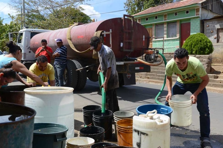 Algunos pobladores de "Camino a San Isidro de Las Bolas", en Managua llevan hasta dos meses sin agua. Carlos Herrera / Confidencial