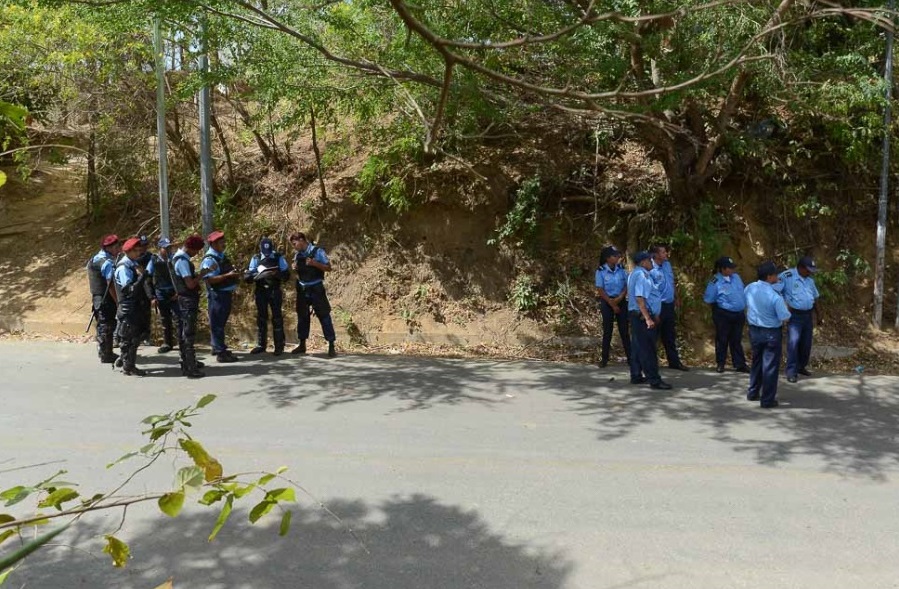 Decenas de policías llegaron a la comunidad capitalina donde los pobladores se enfrentaban por la falta de agua. Carlos Herrera / Confidencial