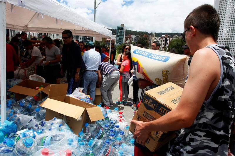 Quiteños entregan ayudas humanitarias, domingo 17 de abril de 2016, tras el terremoto que afectó Quito (Ecuador). EFE/FREDY CONSTANTE