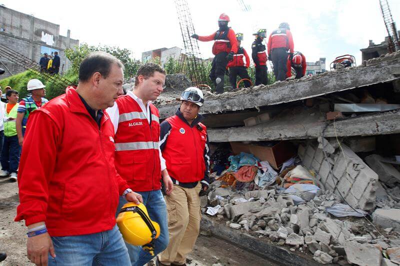 El alcalde de Quito, Mauricio Rodas (c), visita una vivienda afectada por el terremoto en el barrio Ciudad Futuro hoy, domingo 17 de abril de 2016, al sur de Quito (Ecuador). EFE/FREDY CONSTANTE