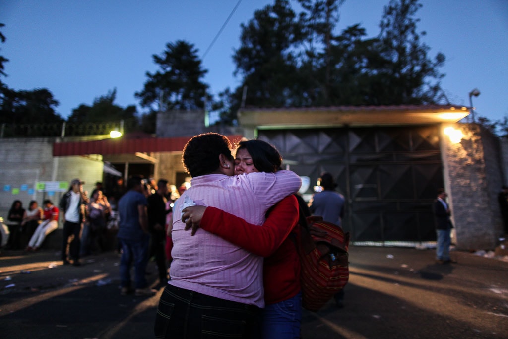 Dos familiares se abrazan afuera del Hogar Seguro el 8 de marzo de 2017. Foto: Carlos Sebastián/Nómada
