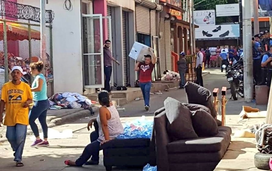 La Policía bloqueó los accesos al negocio de Irlanda Jerez. Cerró el local y prohibió el ingreso a los trabajadores y familiares de la presa política. Foto | Cortesía Canal 12