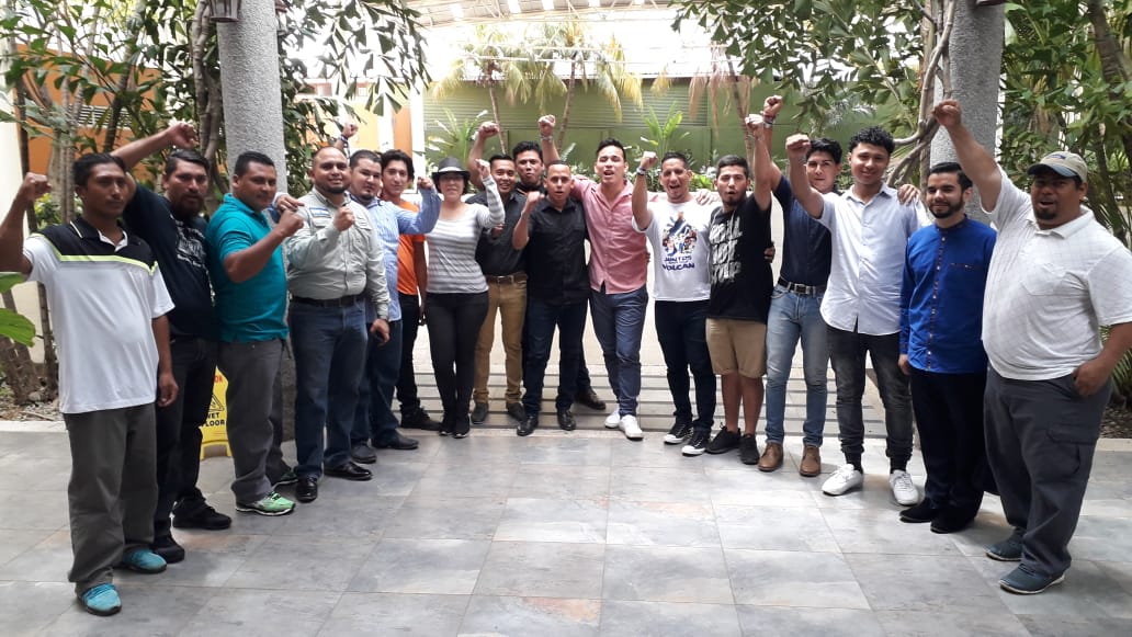 Jonathan López junto a un grupo de estudiantes universitarios, presos políticos excarcelados, en una reunión realizada en un hotel capitalino. Foto: Cortesía.