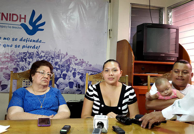 La doctora Vilma Núñez junto a Yelka Ramírez y Milton Reyes en la sede del CENIDH. W. Miranda/Confidencial