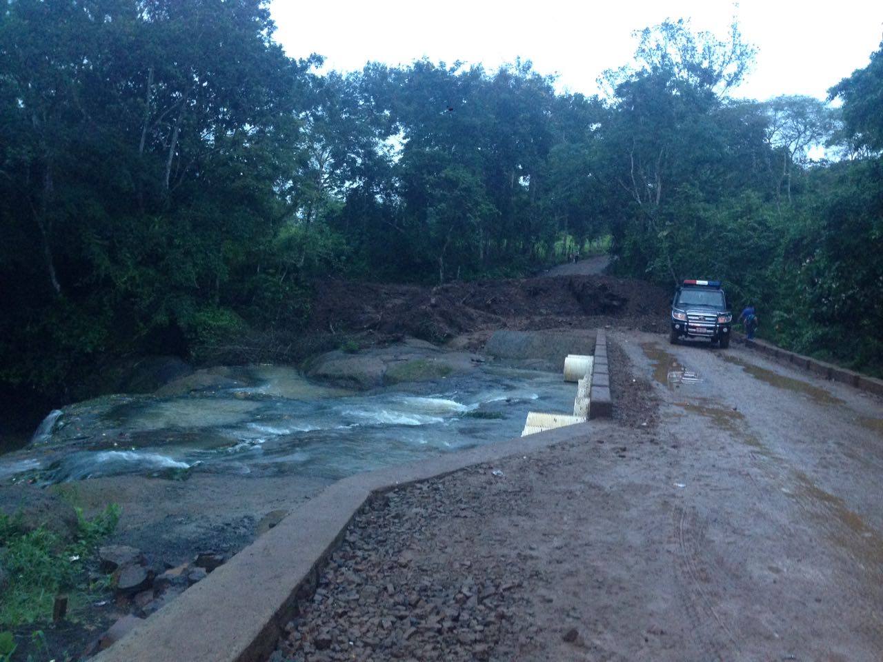 El puente El Zapote, esta mañana. Una patrulla permanece en el lugar, pero al amanecer no había rastro de la supuesta obra ni maquinaria. Confidencial | Dánae Vílchez