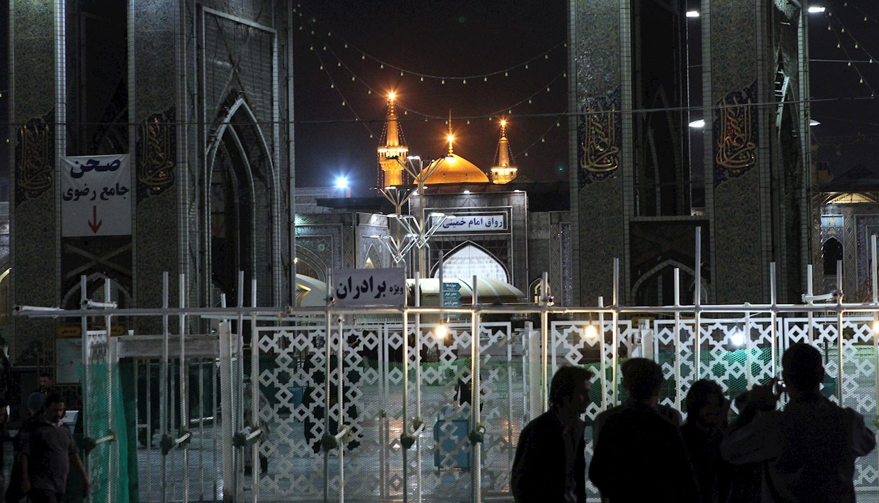 Las autoridades iraníes anunciaron el cierre de la tumba del Imam Reza en la ciudad chiíta de Mashhad para evitar la propagación del coronavirus. Asimismo, anunciaron la postergación de la segunda vuelta de los comicios legislativos y la posible aplicación de restricciones de movimiento en el país, donde los fallecidos por el coronavirus ascendieron a 724. EFE | Confidencial
