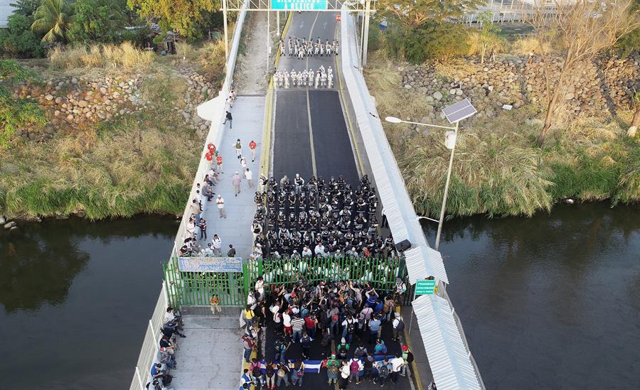 retienen a caravana de migrantes