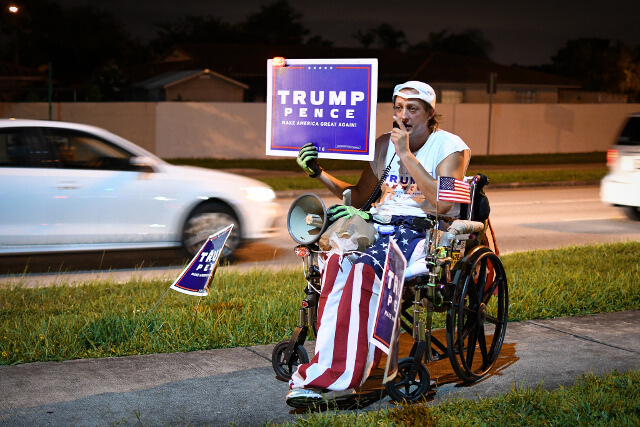 Más de 100 republicanos Por-Trump se reunieron para ver el debate. Foto: Carlos Herrera/Confidencial 