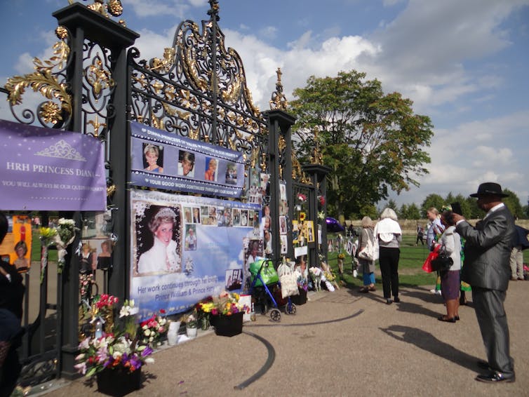 Pancartas y flores en honor a Diana en las puertas del Palacio de Kensington. Muerte de Diana de Gales