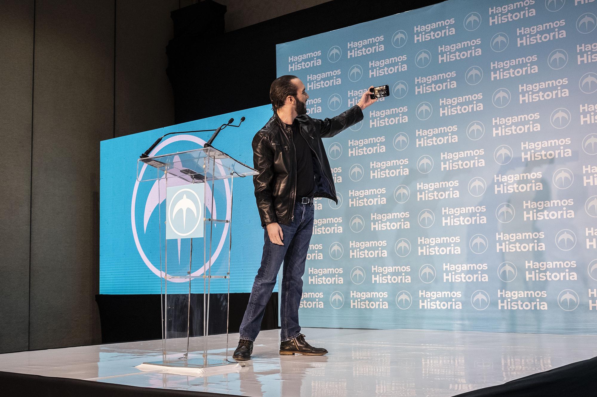 Nayib Bukele se toma una selfie frente a los periodistas, observadores y personas cercanas a su círculo, durante la conferencia de prensa en donde se pronunció como ganador de las elecciones presidenciales a las 9:30 de la noche del 3 de febrero. Foto: Fred Ramos.