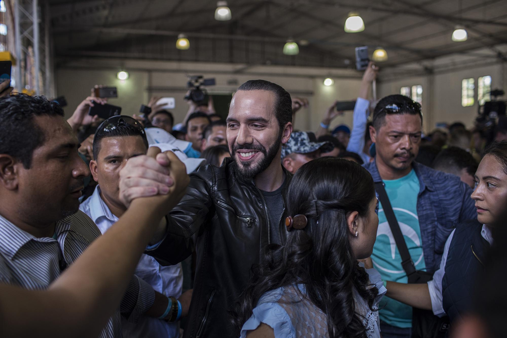 Nayib Bukele, presidente electo de El Salvador, en las elecciones del 3 de febrero, a su llegada al Centro de Ferias y Convenciones (Cifco), en San Salvador, para ejercer su voto. Foto: Víctor Peña. 