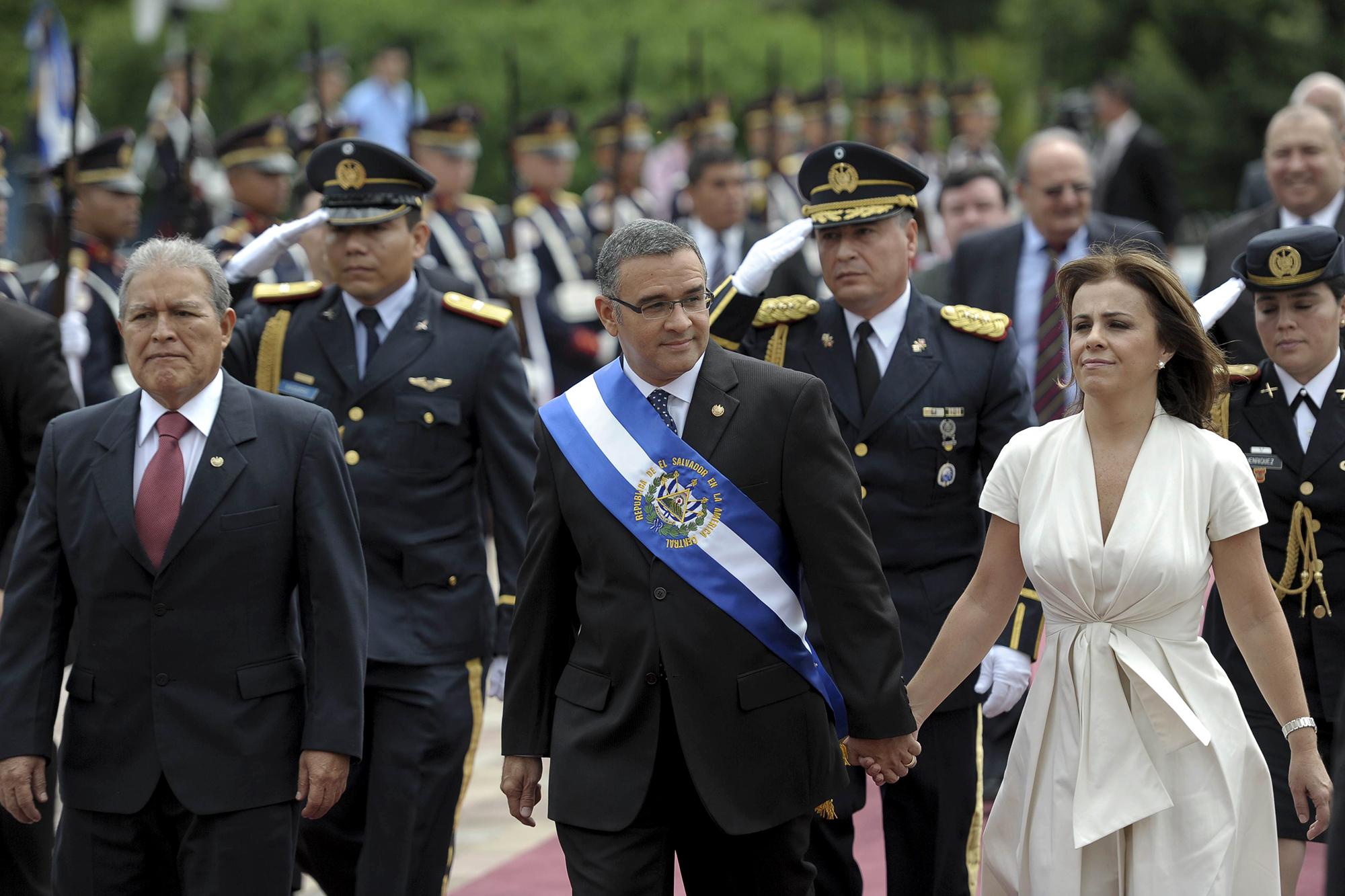 El presidente, Mauricio Funes, junto a su esposa, Vanda Pignato, y el vicepresidente, Salvador Sánchez Cerén, entran el 1 de junio de 2011 a la Asamblea Legisltiva para rendir su segundo informe anual.  Foto de AFP: José Cabezas. 