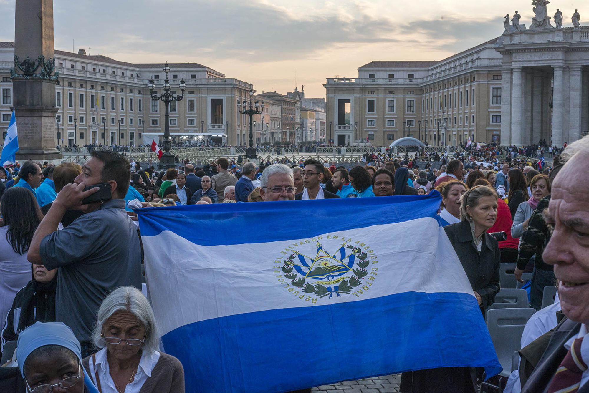 Asistentes a la ceremonia de canonización de monseñor Óscar Arnulfo Romero, en la sede de El Vaticano, Roma, 14 de octubre de 2018. Foto de El Faro: Marco Valle.