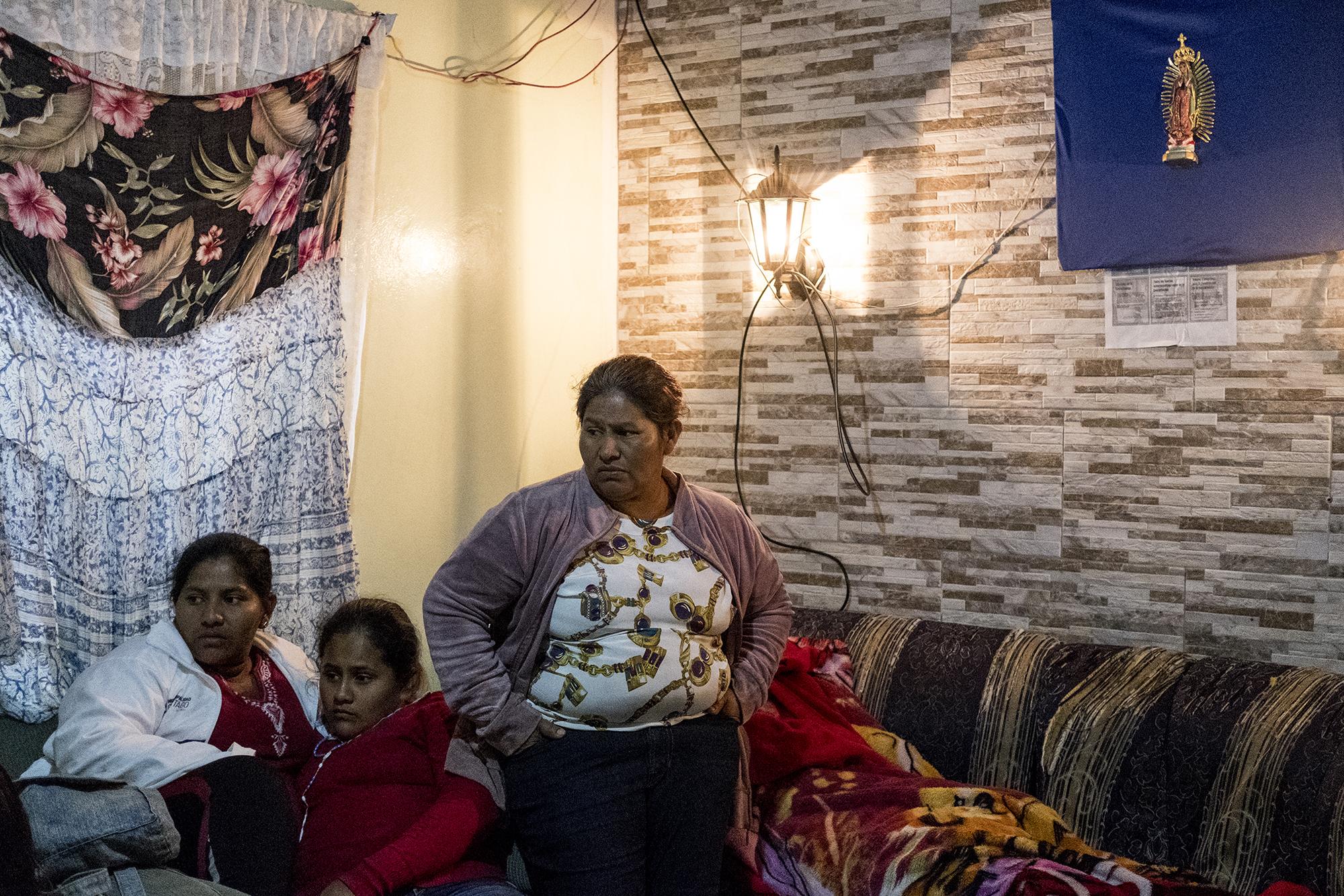 Francisca Ramírez (de pie) junto a su familia en la noche del 31 de diciembre de 2018, desde su exilio en Costa Rica. Foto de El Faro: Fred Ramos.