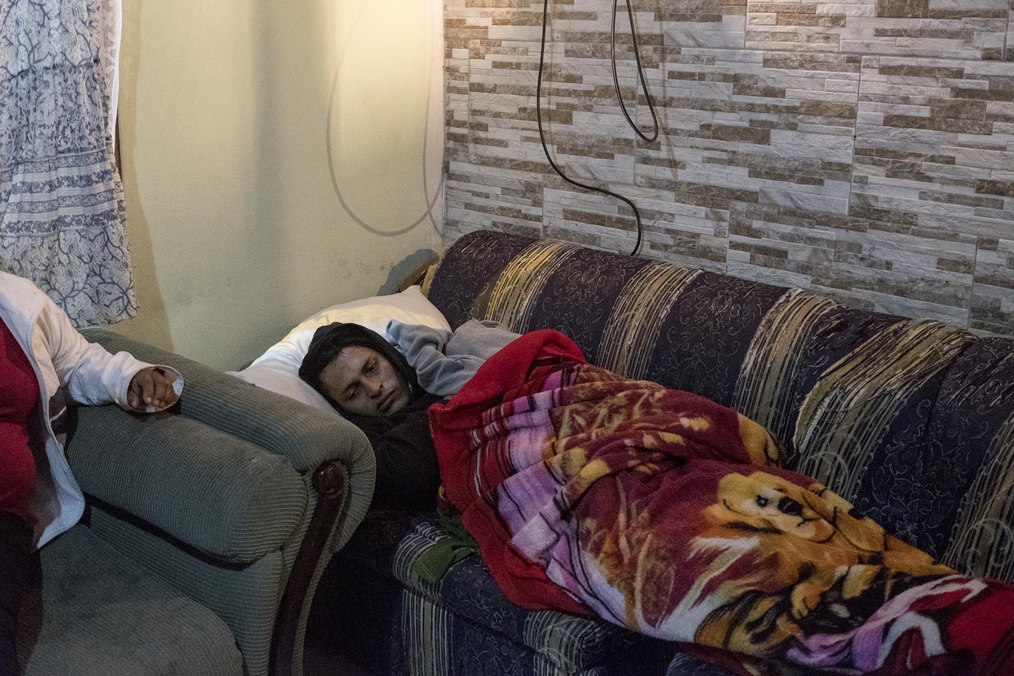 Hamlet Adolfo Sánchez, de 32 años, en la casa de Francisca Ramírez, el 31 de dicembre de 2018. Foto de El Faro: Fred Ramos.