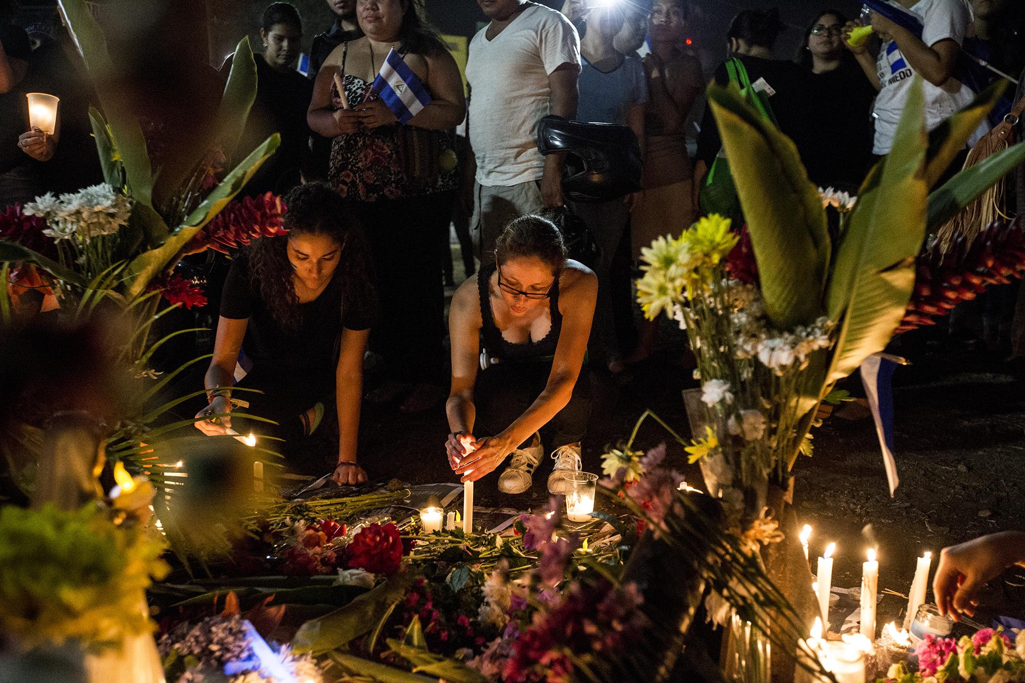 Altar en honor a la víctimas en el redondel Jean Paul Genie, en la ciudad de Managua. Imagen del 25 de abril. Foto de El Faro: Fred Ramos. 