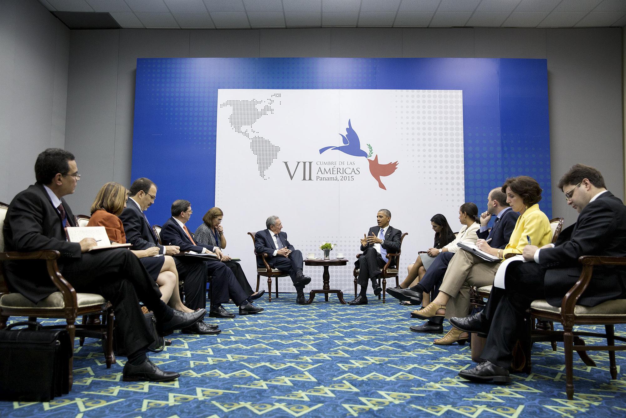 Reunión entre el expresidente Obama, de Estados Unidos, y el expresidente Castro, de Cuba, en el marco de la apertura de relaciones comerciales. A la derecha de la fotografía, Ricardo Zúñiga, ahora enviado de Biden a Centroamérica. (Foto oficial de la Casa Blanca, Pete Souza)