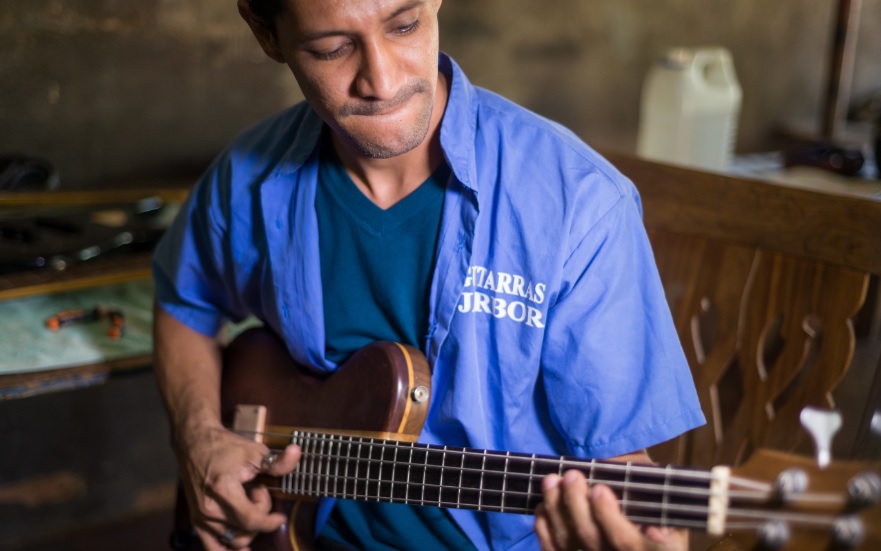 En las Guitarras Jarbor, de Granada, fabrican sobre todo bajos y guitarras eléctricas. Ahí mismo arman las pastillas y los micrófonos. Carlos Herrera / Confidencial