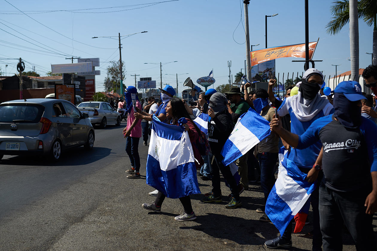 Ante las protestas realizadas en Metrocentro durante los últimos fines de semana, la Policía ahora "vigila" desde adentro de las instalaciones de este centro comercial. Carlos Herrera | Confidencial