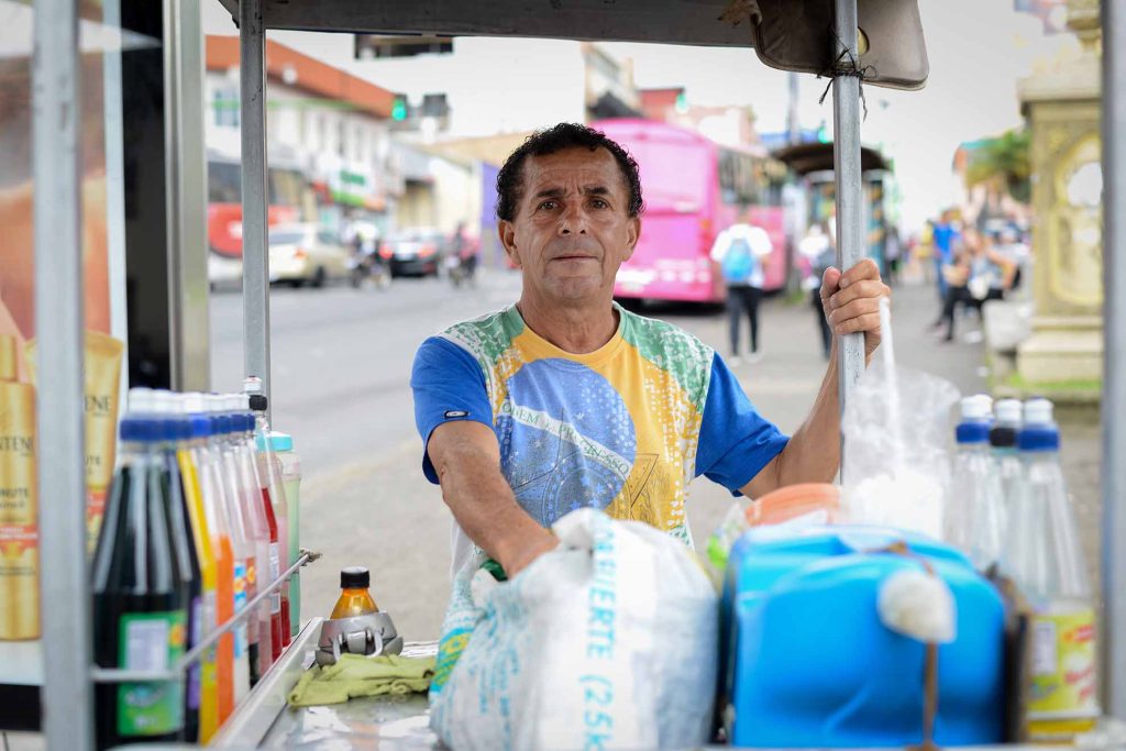 Miguel Duarte Rosales tiene más de 30 años vendiendo raspados en el parque La Merced. W. Miranda | Confidencial. 