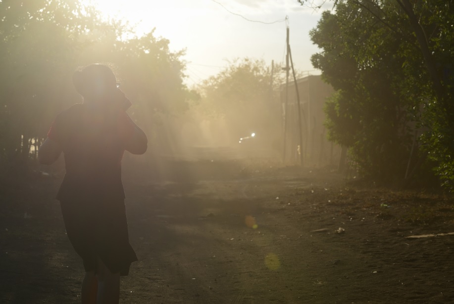 Los ciudadanos de León son afectados por las tolvaneras día y noche. Carlos Herrera / Confidencial.